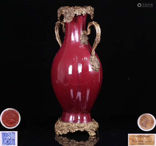 A COPPER DECORATED DOUBLE-EAR GLAZE VASE
