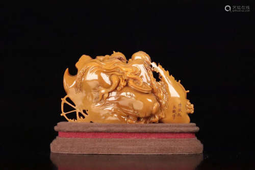 A TIANHUANG STONE CARVED DRAGON ORNAMENT