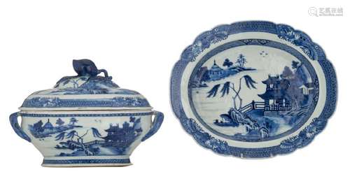 A Chinese blue and white export porcelain tureen and