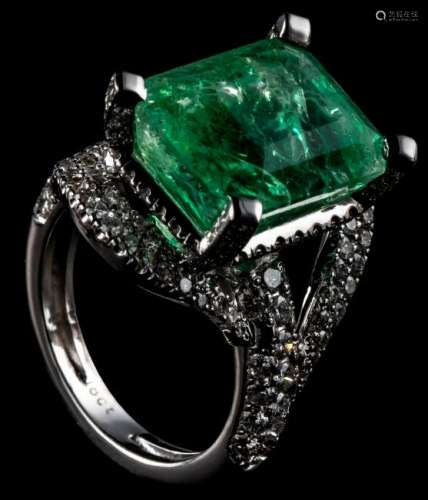 An 18ct white gold ring set with a 14ct emerald and
