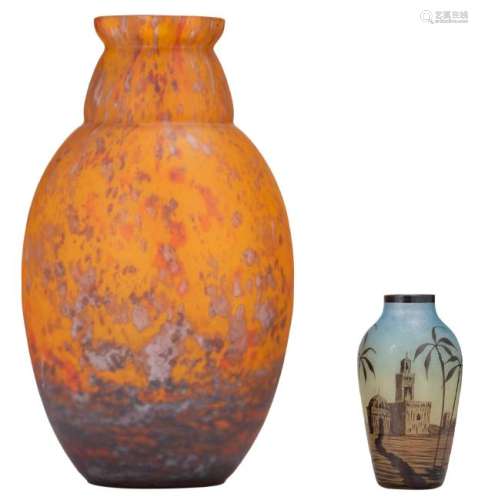 An art glass vase in the Schneider manner, H 34,5 cm;