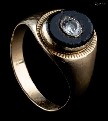 An 18ct gold ring set with a zircon, total weight 7,2 g