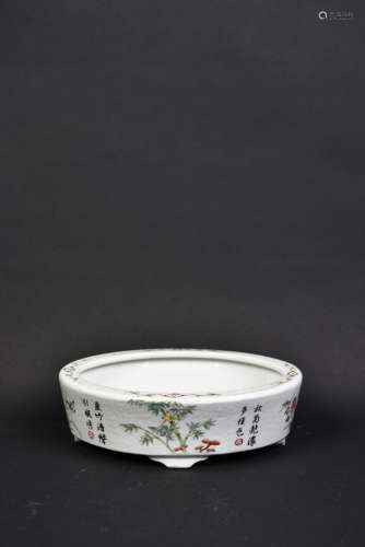 A PORCELAIN ROUNDED NARCISSUS BOWL