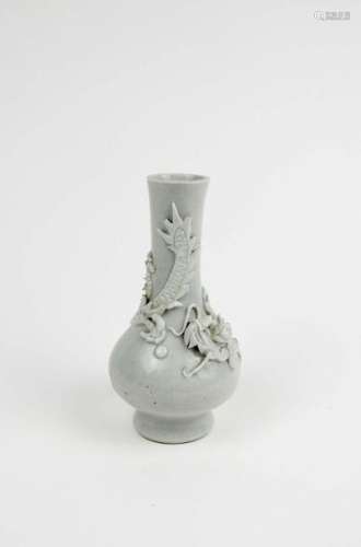 Vase en blanc de Chine à décor en relief d’un anim...