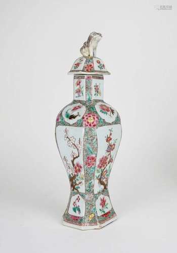 Vase couvert de forme hexagonale en porcelaine et ...