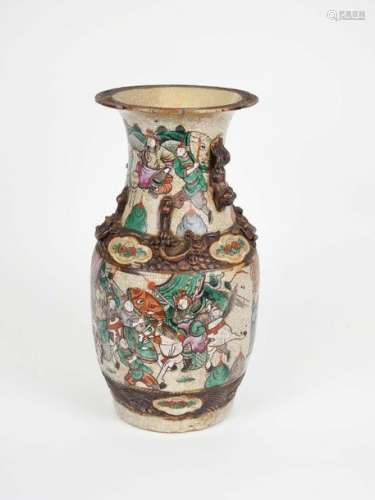 Vase en porcelaine Nankin polychrome, à décor de s...