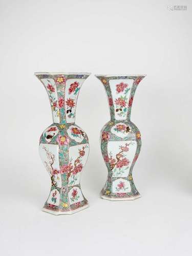 Paire de grands vases de forme octogonale en porce...