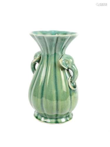 Vase en céramique à glaçure verte à anse tête d’él...