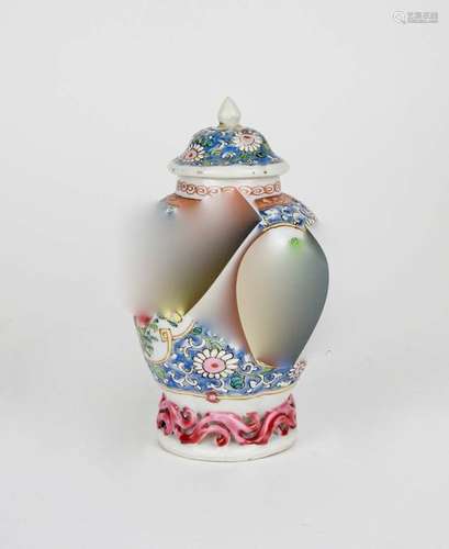 Petit vase couvert en porcelaine et épaux polychro...