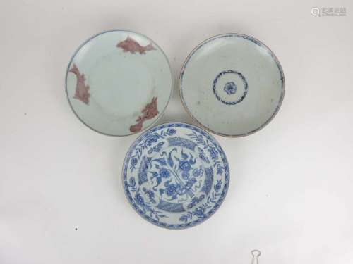 Lot de trois assiettes en porcelaine XVIII et XIX...