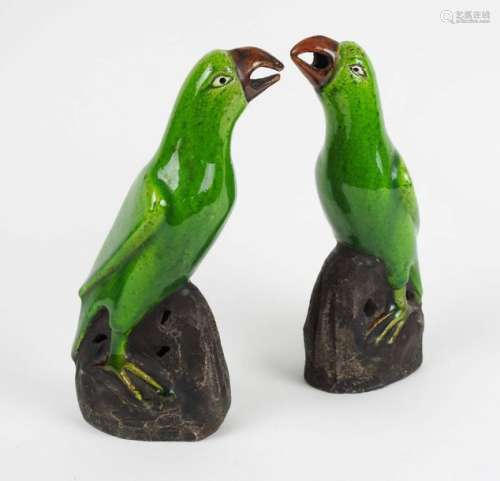 Paire de perroquets en porcelaine craquelée vert e...