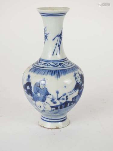 Petit vase en porcelaine blanc bleu à décor de per...