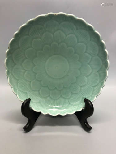 17-19TH CENTURY, A  CELADON-GLAZED LOTUS SHAPED PLATE , QING DYNASTY