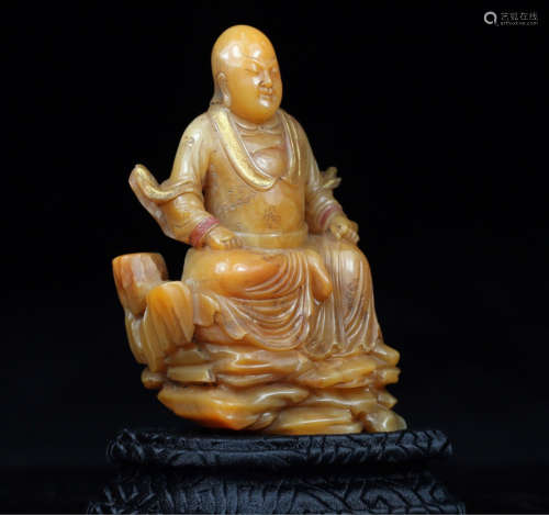 17-19TH CENTURY, AN ARHAT DESIGN FIELD YELLOW STONE STATUE, QING DYNASTY