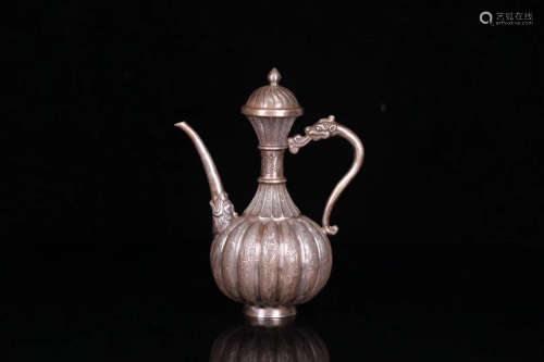 19TH CENTURY A PALACE STYLE FLORAL PATTERN OLD SILVER FLAGON, LATE QING DYNASTY