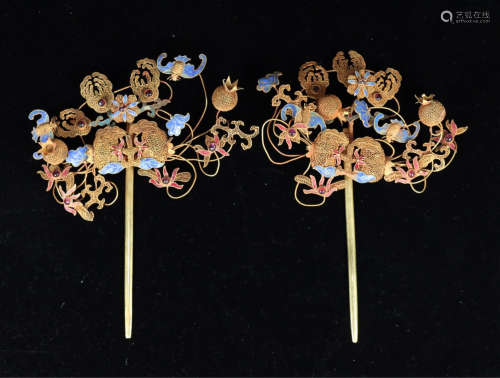 17-19TH CENTURY, A PAIR OF FLORAL DESIGN GOLD HAIRPINS, QING DYNASTY
