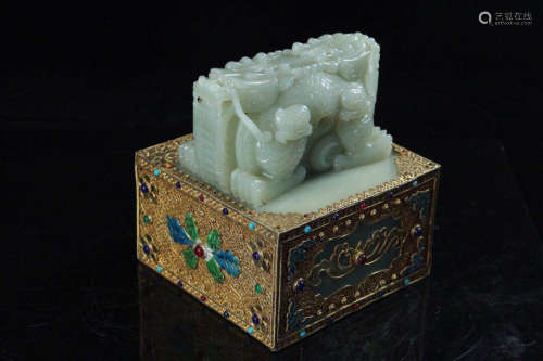 17-19TH CENTURY, A DRAGON DESIGN HETIAN JADE GILT BRONZE SEAL, QING DYNASTY