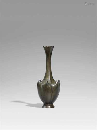 Vase. Bronze. Spätes 19. Jh.Gestanzte Bodenmarke: SeiyaSechsfach eingekerbter eiförmiger Korpus