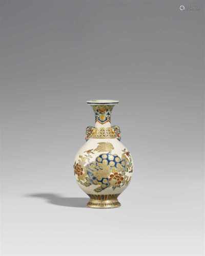 Satsuma-Vase. Ca. 1860/70Am Boden in Eisenrot sign.: ShunpôMit zwei Dämonenkopfhenkeln auf der