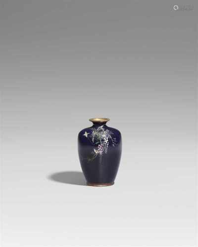 Kleine Vase. Email cloisonné. Spätes 19. Jh.In sehr feiner Silberdraht-Zeichnung hängender