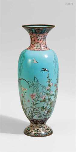 Große Cloisonné-Bodenvase. Spätes 19. Jh.In buntem émail cloisonné drei Reiher und ein Eisvogel an