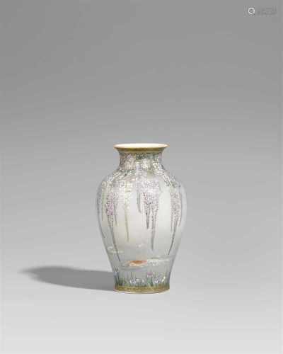 Satsuma-Vase. Kyoto. Um 1900Am Boden eingepresste Siegelmarke unter der Glasur: Kinkôzan zô und