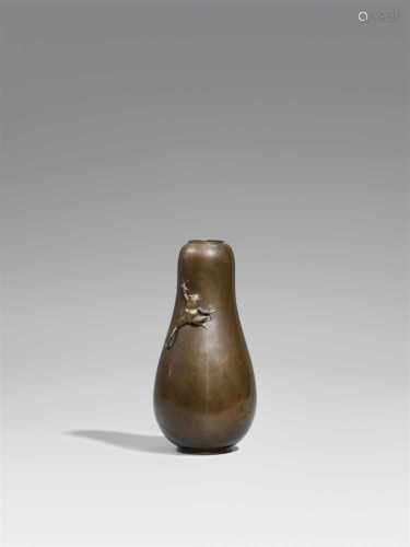 Kürbisförmige Vase. Bronze. Um 1900Am Boden Ritzsignatur: Seijô saku (= Izumi Seijô II.)Am Hals
