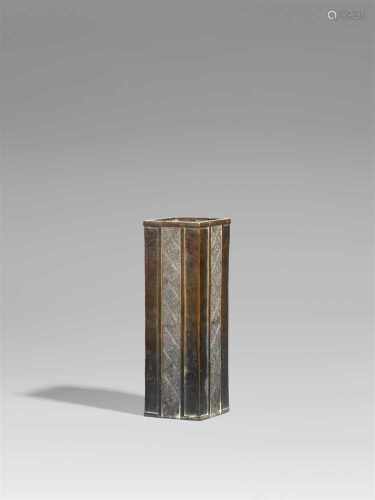 Vase. Bronze. Edo-ZeitAuf rautenförmigem Grundriss, an den Seiten jeweils vertikale Bänder mit