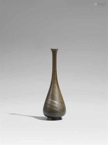Schlanke Vase. Bronze. Um 1900Am Boden Ritzsignatur: MorimitsuMit sehr dünnem, sechseckigem Hals.