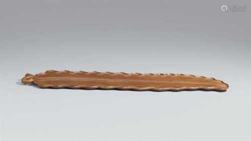 Langes Tablett. Holz. 20. Jh.In Form eines Bananenblattes. Holzkasten, beschriftet ...bori bashô