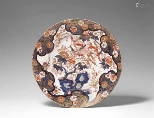 Großer Imari-Teller. Arita. 19. Jh.In Unterglasurblau, Eisenrot, Gold und wenig Lackschwarz im