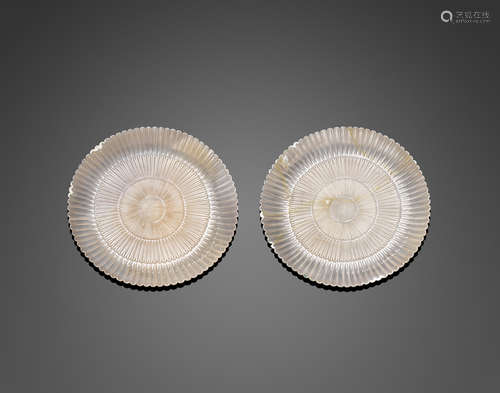 Qing dynasty A pair of Mughal-style chrysanthemum form agate dishes