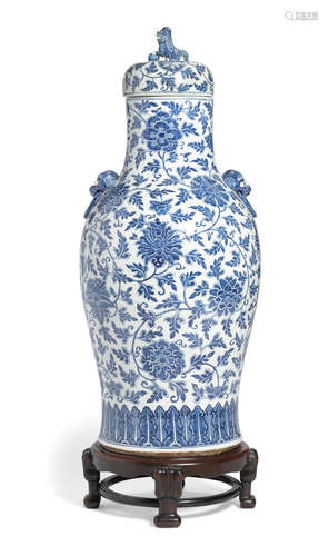 Late Qing/Republic period A large blue and white floor vase with cover