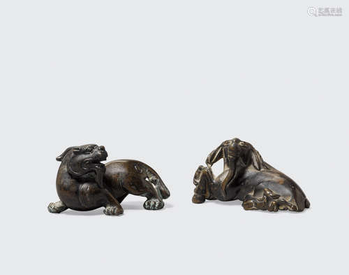 Qing dynasty Two cast bronze paperweights