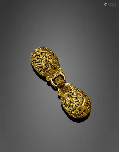 A reticulated gilt metal belt buckle