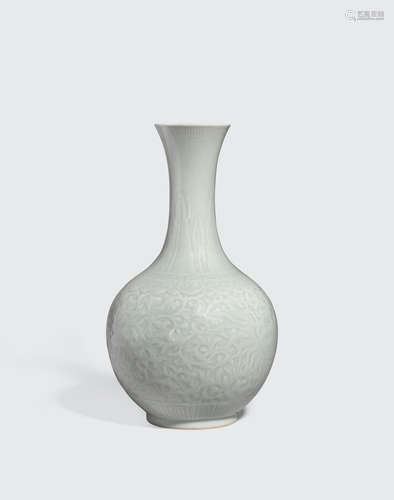 Qianlong mark, late Qing/Republic period A greenish-white glazed long-neck vase