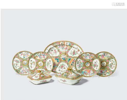 19th century A large assembled Canton rose medallion partial dinner set