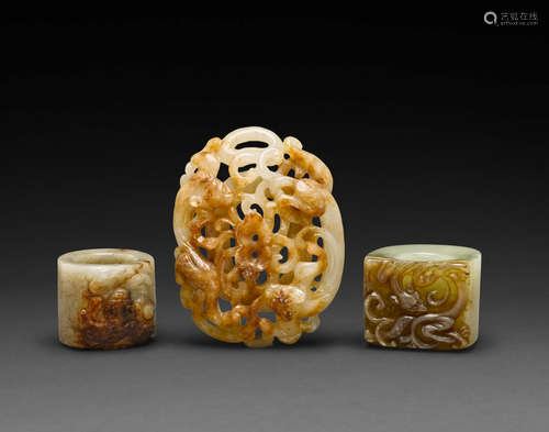 Qing dynasty A group of Three jade carvings with dragon decoration