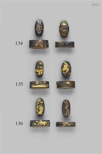 Zwei fuchi-kashira. Shibuichi. 18./19. Jh.Beide dekoriert in farbigem Relief mit a) höfischen