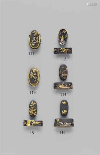 Fuchi-kashira. Shakudô. Spätes 18./frühes 19. Jh.Auf sehr feinem nanako-Grund in vergoldetem