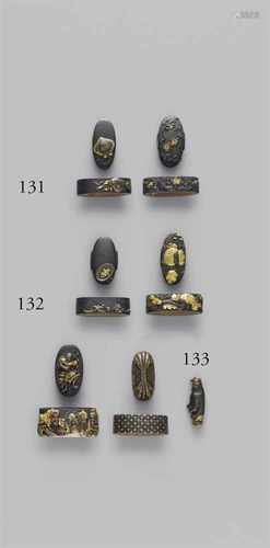 Zwei fuchi mit kashira und ein menuki. Shakudô. 18./19. Jh.a) Auf nanako in hohem farbigem Relief