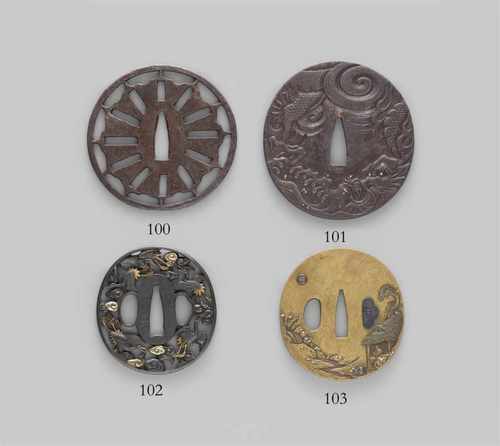 Tsuba. Eisen. Edo-ZeitOval. In Relief aus Wolken herabsteigender Drache und Wellen. Wassertropfen