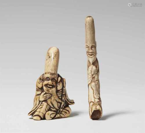 Zwei ungewöhnliche Netsuke. Hirschhorn. 19. Jh.a) Sehr großer sitzender Fukurokuju mit Stab,