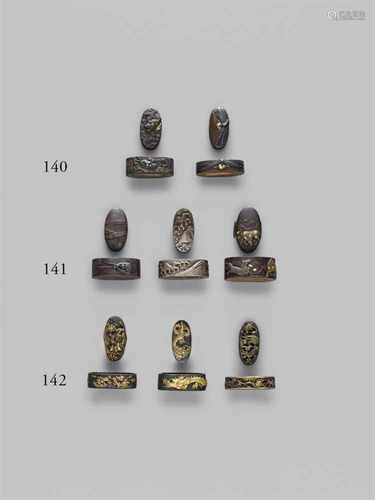 Drei fuchi-kashira. Shakudô. 19. Jh.Alle dekoriert in farbigem Relief auf nanako mit a) Samurai zu