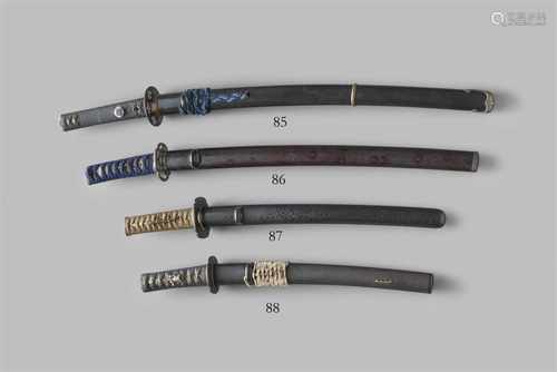 Wakizashi. 19. Jh.Klinge: L 45 cm, shinogi zukuri, gunome-midare hamon, itame hada, leicht berieben.