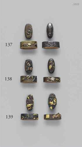 Zwei fuchi-kashira. Shibuichi. 18./19. Jh.Dekoriert a) in farbigem Relief mit Trichterwinden,