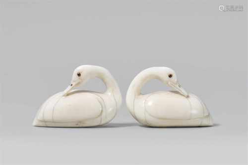 Schwanenpaar. Elfenbein. Wohl 20. Jh.Bez. Shinka Zwei Netsuke, je einen Schwan zeigend, offenbar als