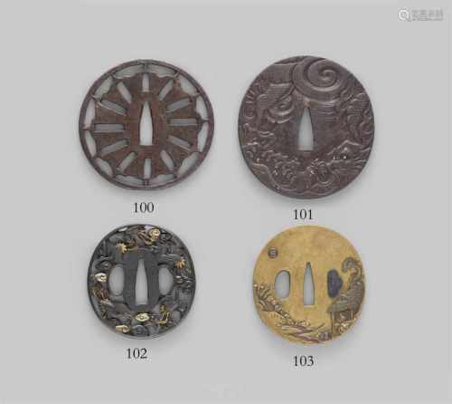Tsuba. Sentoku. 19. Jh.Oval. In Relief mit wenigen Einlagen aus Gold und Silber Gelehrter in einer