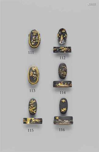 Fuchi-kashira. Shakudô. 18./frühes 19. Jh.Auf feinem nanako in farbigem Relief auf dem kashira