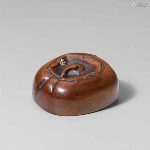 A boxwood manjû-type netsuke of a kaki. 19th centuryThe upper side is carved as a kaki with sepals